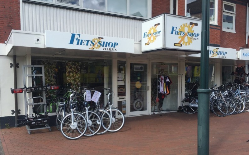 <p>Bij Fietsshop Haren, de fietsenwinkel nabij Groningen, vindt u alles wat u nodig heeft voor de mooiste fietstochten. Bij de fietsenzaak kunt u&nbsp;nieuwe fietsen&nbsp;en&nbsp;tweedehands fietsen&nbsp;kopen, fietsen huren en uw fiets&nbsp;ter reparatie aanbieden.</p>
